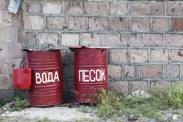 Obraz premium Red containers under the brick wall