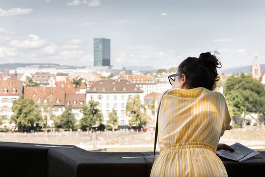 Jeune femme flânant dans la ville de Bâle