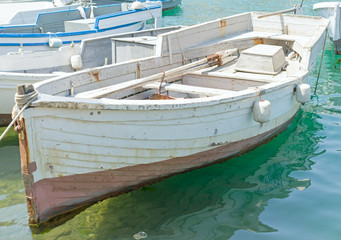 Fototapeta na wymiar fishing boat near a pier