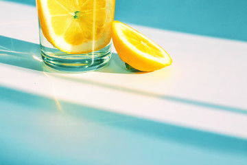 Eine Scheibe Zitrone im Glas, zum Garnieren und als Zutat für Cocktails.