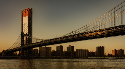 Fototapeta na wymiar Manhattan Bridge, as seen from Dumbo Park just after sunset