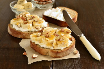 Toast with cream cheese, topped with banana, almonds and honey