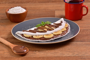 Tapioca filled with hazelnut cream and banana slices