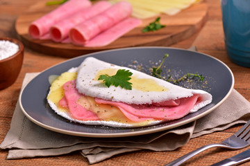 Tapioca filled with cheese and ham slices