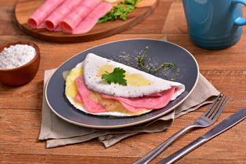 Tapioca filled with cheese and ham slices