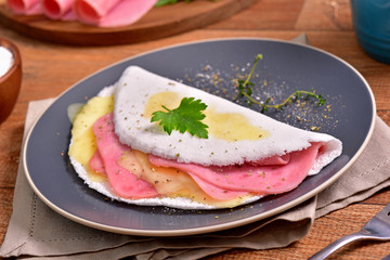 Tapioca filled with cheese and ham slices