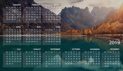 Business Kalender auf Englisch Jahr 2019 mit italienischer Landschaft. Dürrensee. Dolomiten....