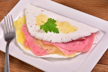 Tapioca filled with cheese and ham slices