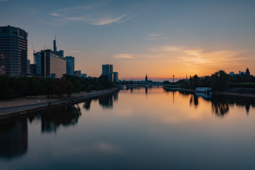 Fototapeta premium Sonnenaufgang in Frankfurt am Main