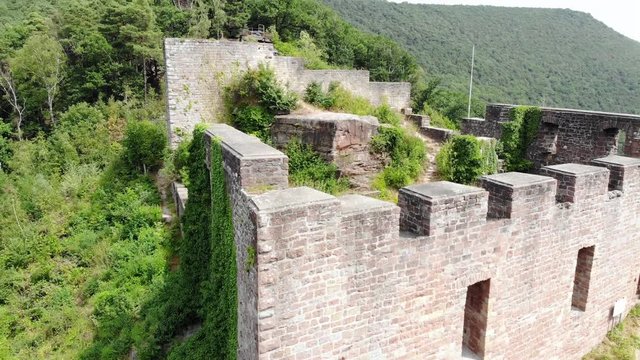 Burgruine Wolfsburg bei Neustadt an der Weinstra&szlig;e von oben