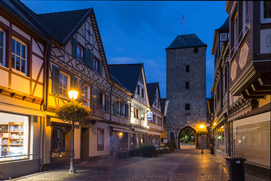 Ahrweiler, Gasse zum Ahrtor zur blauen Stunde