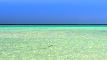 Fototapeta na wymiar paradiesisch schöne meerlandschaft mit seichtem blauen klaren wasser