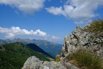 Fototapeta na wymiar In cima alla montagna guardando il panorama