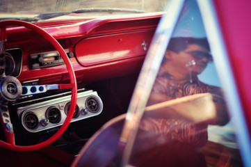 Interior reflejo auto rojo clásico