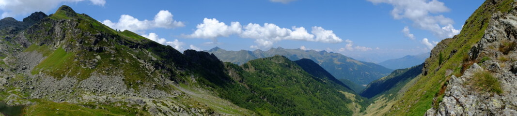 Fototapeta na wymiar Vista scenica delle Alpi Orobie in Italia in estate
