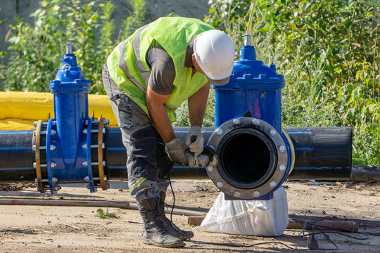 Installation of the pipeline at the construction site