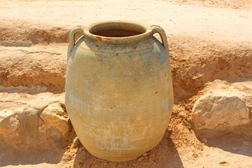 alter großer tonkrug aus der sahara wüste