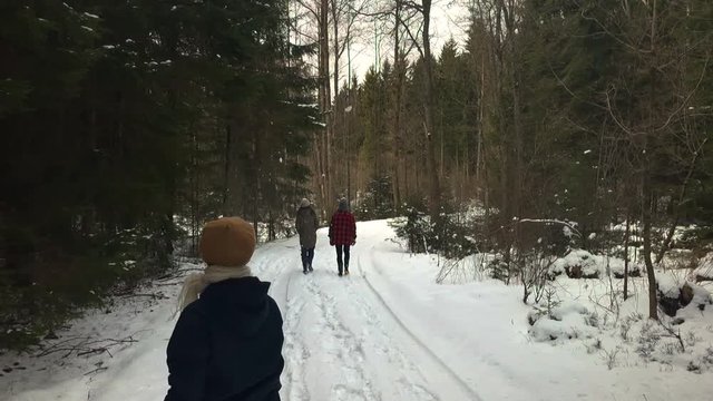 Woman throw snowball at man