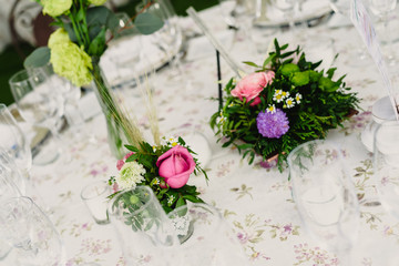 Decoration of the centerpieces of a wedding with the cutlery and vintage details.