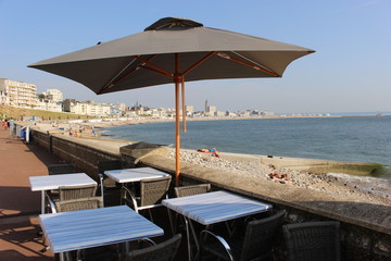 Fototapeta na wymiar Bord de mer et parasol : plage de galets à Sainte-Adresse près du Havre