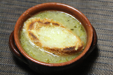 Französische Zwiebelsuppe mit Käse überbacken