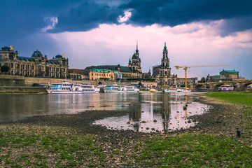 Obraz premium Dresden bei Niedrigwasser