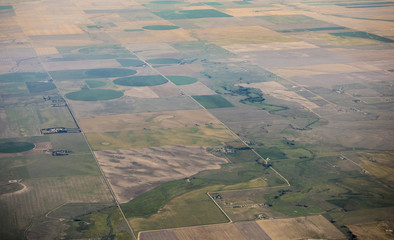 Aerial view of pivot irrigation on farms in Colorado, USA. - obrazy, fototapety, plakaty