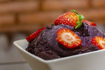 Creme de açaí com morangos