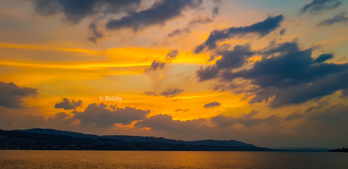 Fototapeta na wymiar Beautiful lakeside sunset