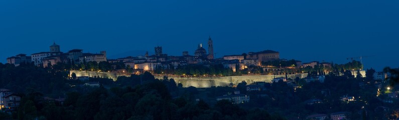 Fototapeta na wymiar view of the ancient city of Bergamo at sunset