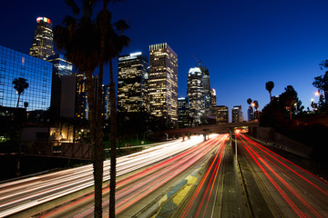 Ville de Los Angeles Downtown au coucher du soleil avec des sentiers de lumière