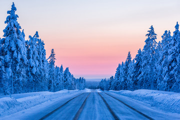 Avond op de winterweg in Finland
