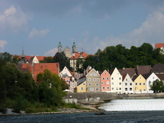 Blick über den Lech auf die Altstadt von Landsberg mit der Malteserkirche im Sommer bei...