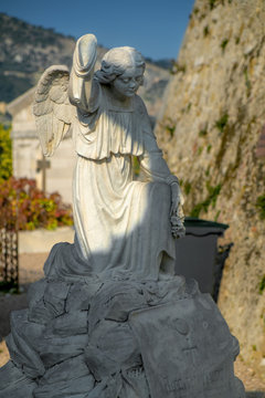 Knieende Statue aus Stein auf Sockel mit Engelsflügeln 