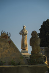 Obraz premium Betende Statue vor blauem Himmel in goldenem Licht