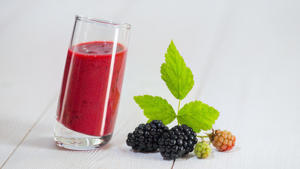 Brombeere Getränk, Saft, Cocktail im Glas