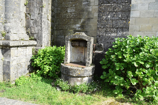 Puits de l'&eacute;glise Notre-Dame de l'Assomption &agrave; Vouvant, seul bourg fortifi&eacute; de Vend&eacute;e, Pays de la Loire, France.