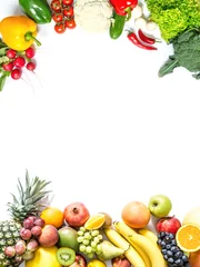 Frame van verse groenten en fruit geïsoleerd op een witte achtergrond © HappyRichStudio