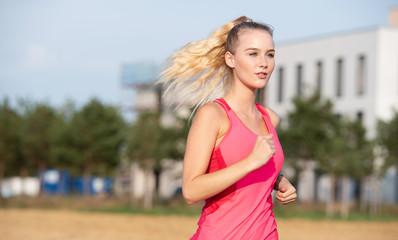 Frau beim Sport, Ausdauersport, Joggen 