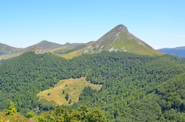 Fototapeta premium Puy de l'Usclade (à gauche) et Puy Griou, Auvergne, France