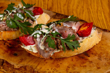 Bruschetta with roastbeef