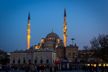 Fototapeta na wymiar Mosque by night