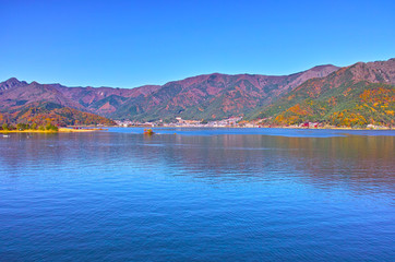Fototapeta premium 河口湖大橋から見た紅葉シーズンの河口湖北岸エリア