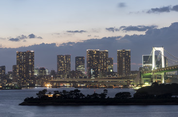 Fototapeta premium Odaiba o zmierzchu i tęczowy most ze światłem