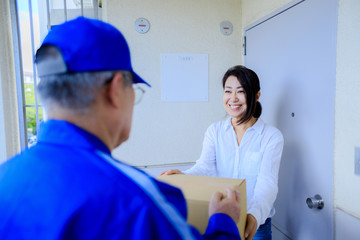 宅配人と女性