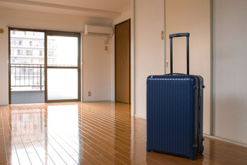Suitcase in empty apartment room, Tokyo, Japan　新生活イメージ（賃貸アパートで一人暮らし） - obrazy, fototapety, plakaty