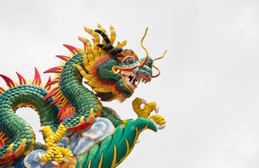 Fototapeta na wymiar Chinese dragon on the temple roof.