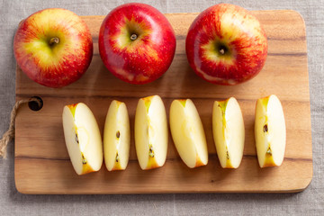 カットしたリンゴと赤く熟したリンゴ