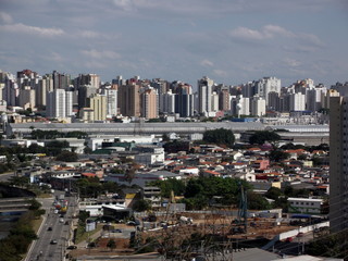 Fototapeta na wymiar Cidade crescendo unindo municipio de São Paulo com São Caetano do Sul,Brasil.