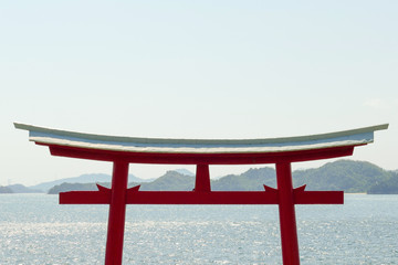 海と島と赤い鳥居